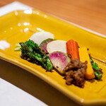 日本料理と日本酒 惠史 - 小鏑、 紅芯大根、 根パセリ、 金時人参、 コリンキー、 菜種