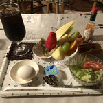 ヒロミ - ＋150円追加でホットドックにフルーツ盛り合わせに野菜サラダに玉子に豆菓子付きのモーニングセット500円。