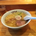 公楽 - (昼)公楽さんのラーメンで1番人気の塩ラーメンです。このさっぱりした塩が病みつきになります。