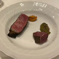 La Brianza - 左鹿児島の黒毛和牛にロメスコ、右北海道野生牛を草ソースで