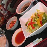 叙々苑 横浜ハマボールイアス店 - ご飯／わかめスープ／キムチ／野菜サラダ
