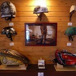 虎亀 - バイクのカスタムペイントの作品が展示されてます。