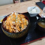 Tongen - チーズミックス丼 1,300円、具・ライス大盛300円(税込)