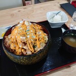 とんげん - 料理写真:チーズミックス丼 1,300円、具・ライス大盛300円(税込)