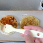 天神煎餅 大木屋 - 醤油ダレを塗りぬり