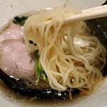 龍旗信LEO - 麺は中細ストレート。あまり特徴のない麺です。