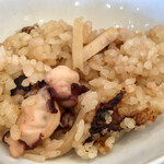 船頭の台所 - 茶碗によそった、たこ飯(お焦げも美味しい)