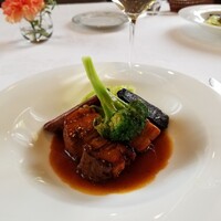 グリル銀鱗荘 - 余市産麦豚バラ肉のやわらか煮込み 温野菜添え