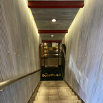 Bikkuri Donki Sanomiyaten - 地下店内への階段