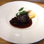 Trattoria L'astro - 国産牛ホホ肉の赤ワイン煮込み、イタリア産ポレンタのチーズ焼き添え