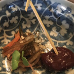 蕎麦きり 彦衛門 - お酒に付いてくる小鉢　醤油豆と酢の物