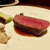 アカ - 島根黒毛和牛のヒレ　薪焼き。ナイフを入れるのが気持ちよい～♪