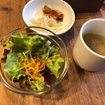 湘南肉問屋 - ランチのサラダとスープ