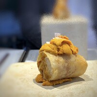 日本料理 TOBIUME - ＊雲丹と新玉葱を合わせる発想が素晴らしいですね。雲丹の甘味と玉葱の甘味が重なり絶品。 春巻きの皮も通常より薄いので、パリパリとした食感がいいこと。 岩塩もいいアクセントに。