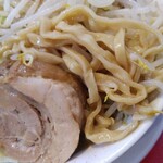 ボディブロー - ラーメン極太麺700円(税込)ヤサイ中、後は標準です。
      益々美味しくなってる気がします(///ω///)♪
      清潔感もあり、安くて雰囲気も良くて言うことないですね( ´∀｀ )b