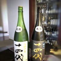 日本料理 TOBIUME - ◎十四代・・極上に「大」が付くお酒は初めて見ました。スゴイ。(≧◇≦) ＊十四代「播州山田錦 ・大極上生」・・限定品で、入手困難な品。一口含むととろみを感じ、何ともいれない旨味が口の中に広がります。香りも良く、これは美味しいワ。 ＊十四代「極上諸白」・・これも美味しい。伝統的な醸造方法で造られたお酒だそうですが、ふくよかな旨味を感じますね。 どちらも甲乙付けがたいくらい美味しい。