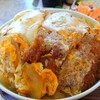 みくに食堂 - 「上カツ丼」(¥820-税込)。まずは蓋を開けてご対面。この「蓋あり」が良いのです。綺麗なお顔してますね。わたしの好きなお顔です。カツ丼は720円なんですが100円の差、違いを知りたくなるんだよなぁ。