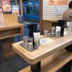 駅そば大宮 - 箸、調味料などはセンターに集約されてます。