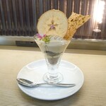 ビストロカラト - りんごパフェ＋ダマン紅茶 1210yen