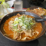 Ramen Takezou - 肉入り辛麺：￥880：以前より肉と野菜の盛りが減ったかな。ま、それでも多いけど。