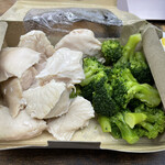 究極のブロッコリーと鶏胸肉 - 料理写真:300gはこの内容量