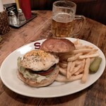 ハンバーガー1200円、目玉焼き100円、ポテト大盛り100円