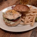 ハンバーガー1200円、目玉焼き100円