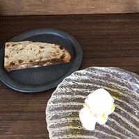 サリーヒルズ - 軽めのプチコース４１８０円。モッツァレラチーズ。苺ソースといただきます。
                    美味しいモッツァレラです(^｡^)