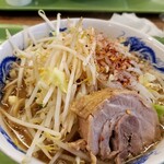 ジャンクガレッジ - ラーメン並680￥！野菜マシ！半分だけあらびき唐辛子掛けました。