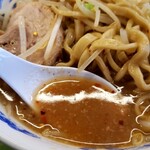 ジャンクガレッジ - 美味しそうなスープ。あらびき唐辛子掛かってます♪