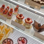 ポアール・アントレ - いちご系ケーキが多い季節。400～600円。