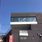 レガーロ - コの字型？逆L字型⁇独特なフォルムが目を引く建物。イタリアンは2階。