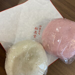 御菓子司 松花堂 - 頂き物の紅白饅頭⭐️こしあんとつぶあんの酒饅頭でした^ ^