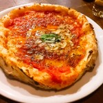 VOGA - ピザ(マリナーラ)¥1650。24センチほどのサイズかな？にんにくとオイルがグツグツ煮えたままで出てくるような感じで、塩加減良く美味しい(≧▽≦)