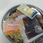 伝説のすた丼屋 - マヨ、タレ、ドレッシングが付いてます