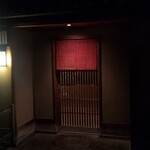 Ogata - 店舗外観
                2回転目の緒方さんは初めて。
                漆黒の闇に浮かぶ看板と小豆色の暖簾。
                落ち着いた雰囲気をまとっています。