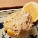 緒方 - ①檸檬(広島県高根島産)釜の蒸し蟹(京都府間人産)寿司
      蓋の檸檬を絞って果汁たっぷり掛けます
      穏やかな酸味と落ち着いた甘みの檸檬果汁がずわい蟹の旨みにマッチしています