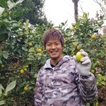 緒方 - ①檸檬(広島県高根島産)
      LOROファームの貝原氏、蜜柑農家の三代目
      有機農薬の使用も最小限、手間を掛けて栽培
      化学農薬・化学肥料・防腐剤・除草剤・ワックスは全て不使用
      熱い思いを持つ男なのです