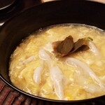 緒方 - ②白魚(シラウオ)(兵庫県赤穂産)の玉子閉じのお椀
      火入れした蕗の薹の葉が載せてあります。
      大きな白魚は優しい旨み、玉子閉じのお出汁と相まってホッとする美味しさ。
      玉子の旨みで昆布の判別は出来ず。