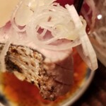 緒方 - ③ケンケン鰹(和歌山県串本産、当日11時水揚げ)の炭火炙り
      皮は芳ばしく薫り、上り鰹なので脂は少なめでモチモチした食感、火入れも具合も抜群でグラデーションが美しい！
      大きなポーションで食べ応えもあり