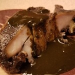 緒方 - ⑤黒鮑(京都府間人産)の生揚げ、黒鮑の肝ソース掛け
      黒鮑の産卵期は秋～冬、旬は初夏～夏
      この時期は蒸すと身の縮みが激しい
      生か揚げが正解だけどこの大胆さは緒方さんならでは