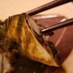 緒方 - ⑤黒鮑(京都府間人産)の生揚げ、黒鮑の肝ソース掛け
      外は火入れされた旨みが拡がり、中はゴリゴリに活かった食感と旨みと潮の香り
      ２種類の美味しさが楽しめると解釈するかは食べ手次第かな