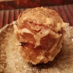 緒方 - ⑥洋人参の天麩羅(40分低温揚げ)
      見た目はコレなに？
      京都野菜の特別な人参？
      普通の洋人参なんだ。
      ううむ・・・