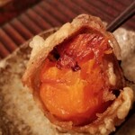 緒方 - ⑥洋人参の天麩羅(40分低温揚げ)
      ひと口噛ってみた
      衣も薄く、とっても甘い、ひたすら甘い
      中の糖分が染み出して衣に付着し茶色になっています
      極上の根菜の天麩羅です