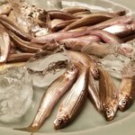 緒方 - ⑧炭火焼き本諸子(ホンモロコ)(滋賀県琵琶湖産)
      琵琶湖の固有種で産卵期は晩春～夏、旬は冬～春
      湖北で竹生島付近なので臭みがありません。
      綺麗な魚体の本諸子です♪