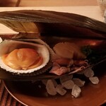 緒方 - 平貝の貝殻に盛って登場
      ⑨平貝(愛知県知多産)
      ⑩赤貝(山口県光産)
      ⑪蛍烏賊(富山県滑川沖産)
      ⑫菜の花