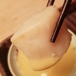 緒方 - ⑨平貝(愛知県知多産)
      奥歯で繊維を押し潰す様に味わうと普通に噛むよりも旨みの出方が倍増
      優しくもしっかりした旨みを存分に味わいます