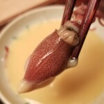 緒方 - ⑪蛍烏賊(富山県滑川沖産)
      蛍烏賊は産卵直前の雌だけを薄味で茹でてあるので、驚くほどの軟らかさとワタに微かなほろ苦さ、優しい旨み&甘みが拡がります。