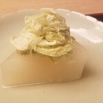 緒方 - ⑬聖護院大根、朧昆布載せ
      聖護院大根は軟らか過ぎず硬過ぎず、箸にやや力を込めて切るくらい
      薄味でとても優しい味わい、昆布もふんわりとして穏やかです。