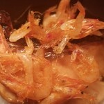 緒方 - ⑭桜鱒(福井県小浜産)
      桜鱒は渓流の生存競争に負けた山女魚の稚魚が海に下り、3年目の春に生まれた川に遡上、夏は中流域の淵で殆んど餌を食べずに卵が成熟するのを待ち、秋に産卵
      釣るのが難しい釣り人憧れの魚